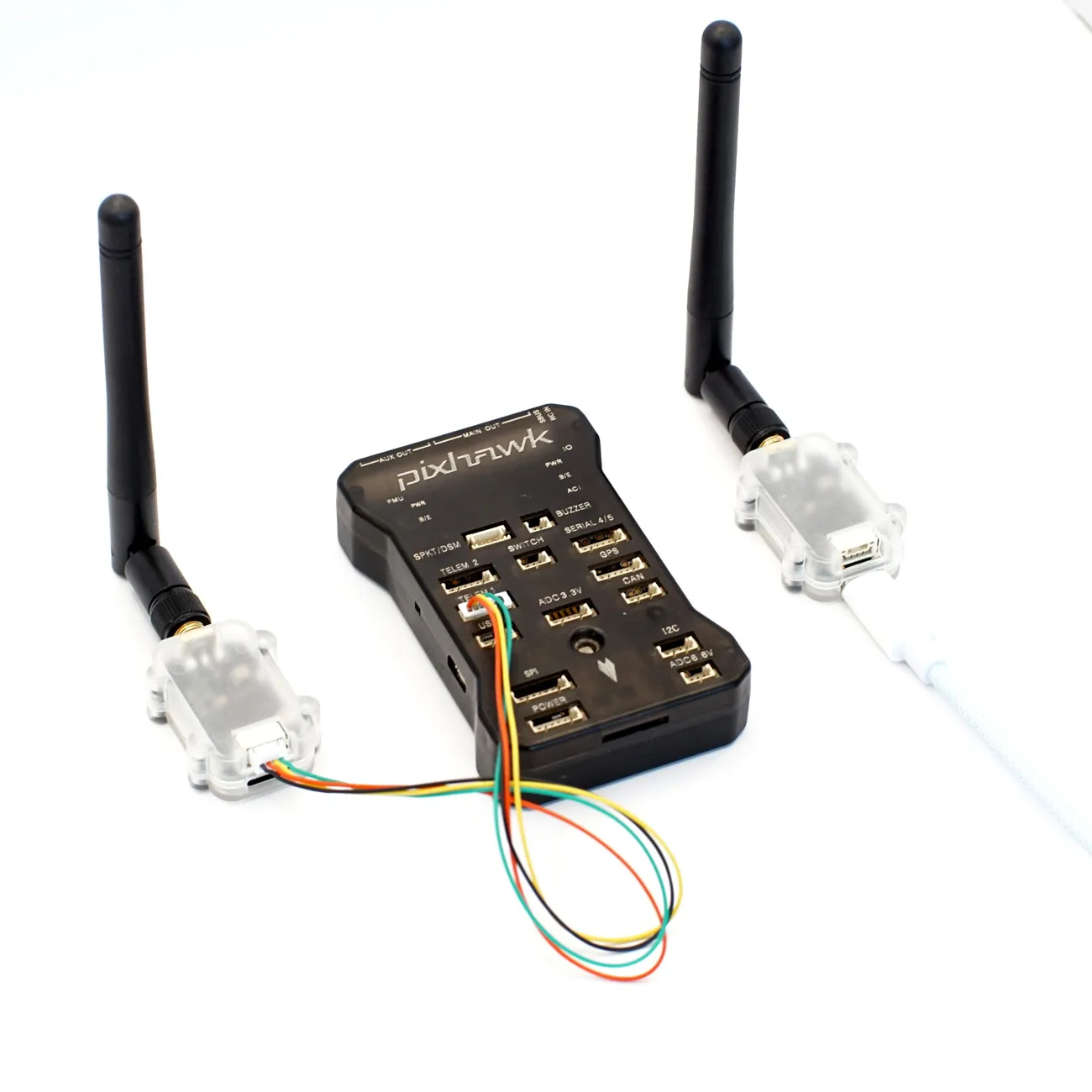 Gros plan sur le module radio télémétrique longue portée 30 km pour drone avec connecteurs