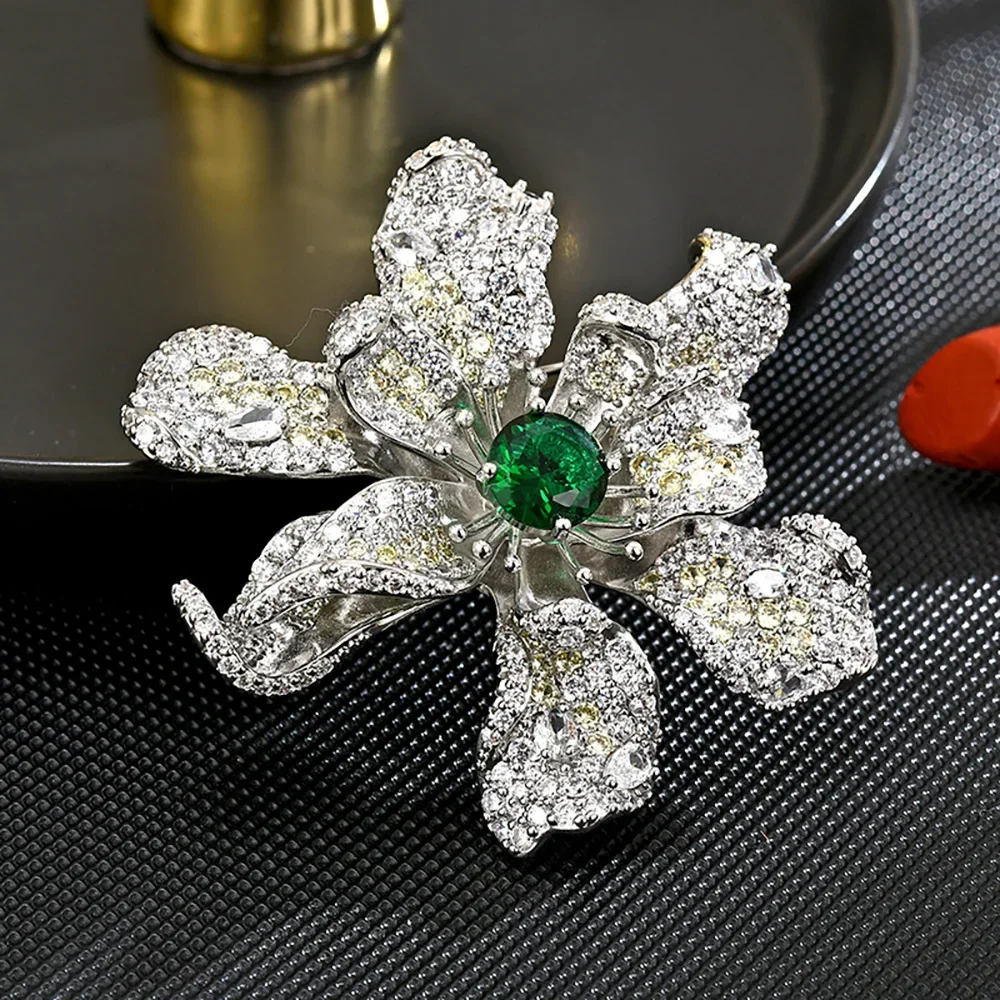 Luxury Rhinestone Geometric Snowflake Flower Brooches Fashion Crystal Brooch Pins For Women Clothing Wedding Party Jewelry Gift