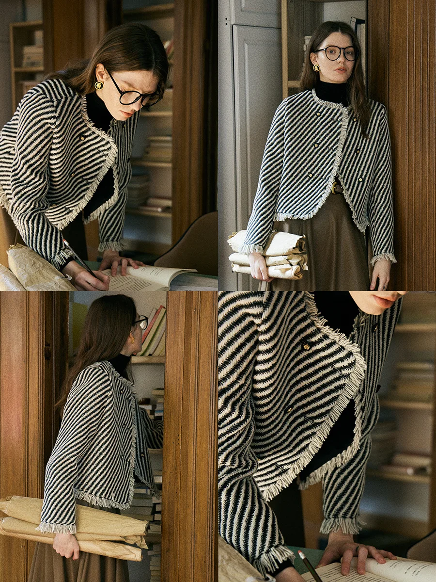 

2024 Spring New French Twill Fleece Tassel Shoulder Short Korean Thickened Jacket with a Small Design Sense