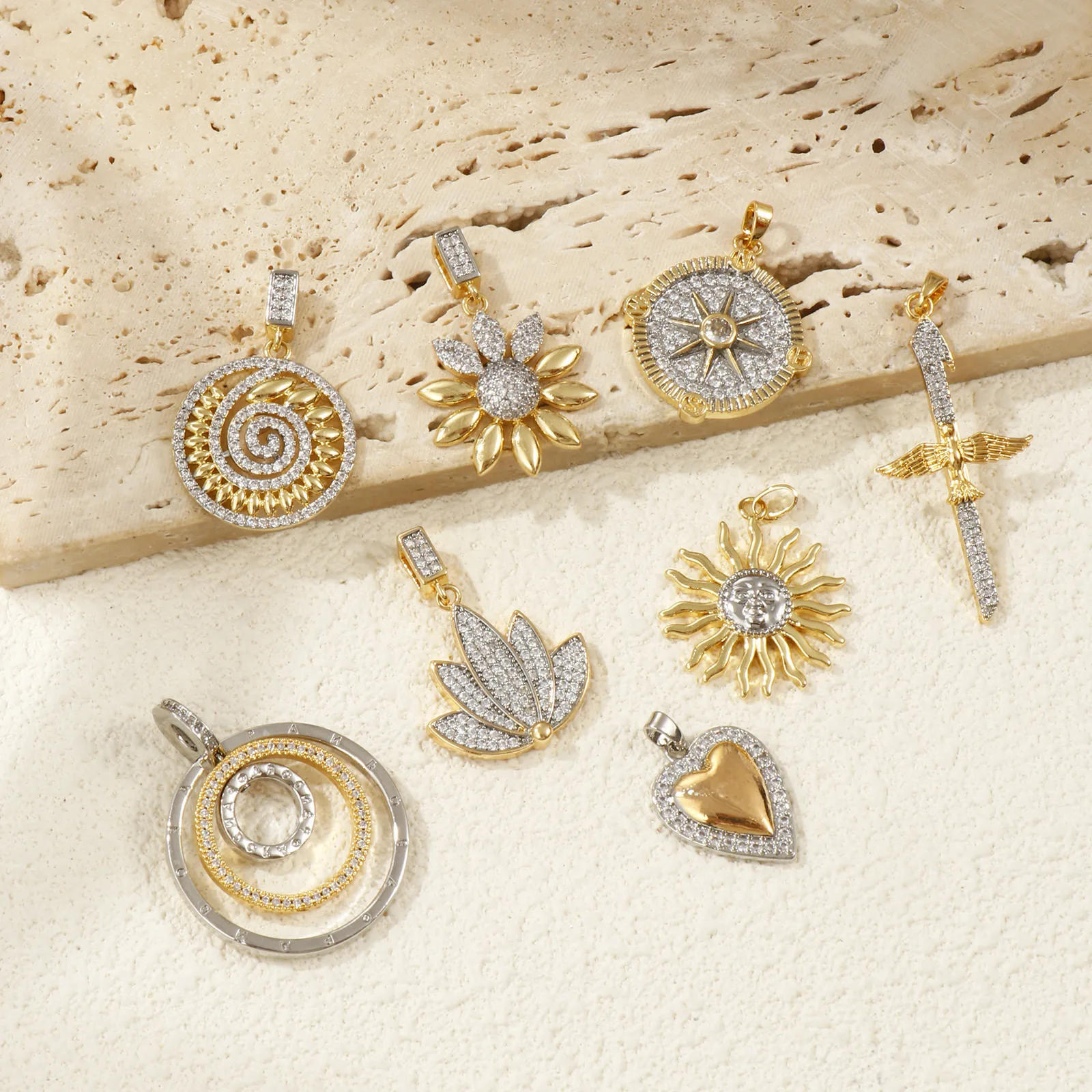 1 Stück Messinganhänger, 18 Karat vergoldet, Sonnenblumenstern, Mikropavé-Fassung mit klaren Zirkonia, zum Selbermachen von Halsketten und Schmuck_voghion.com