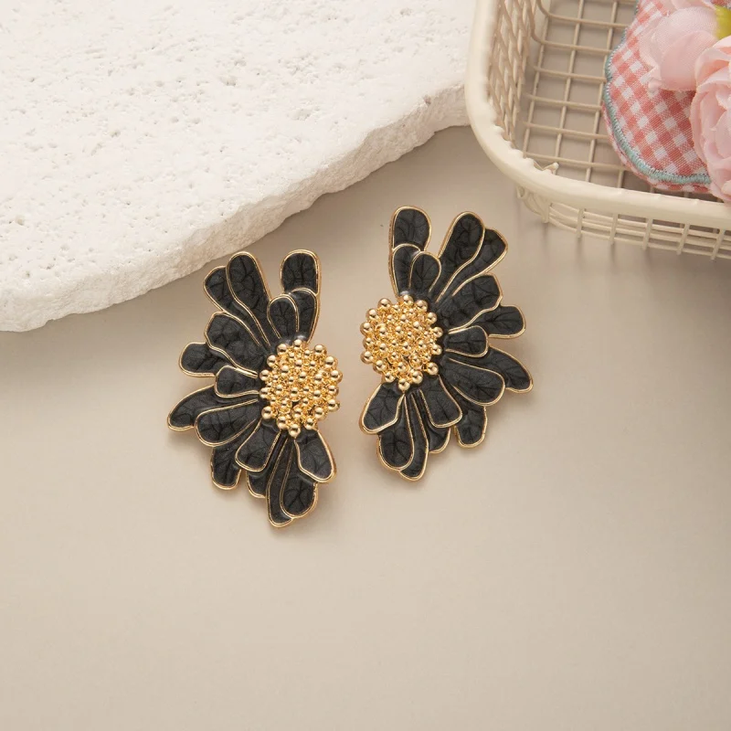White Pink Color Metal Petal Stud Earrings for Women Personality Fashion Flower Earrings pendientes mujer