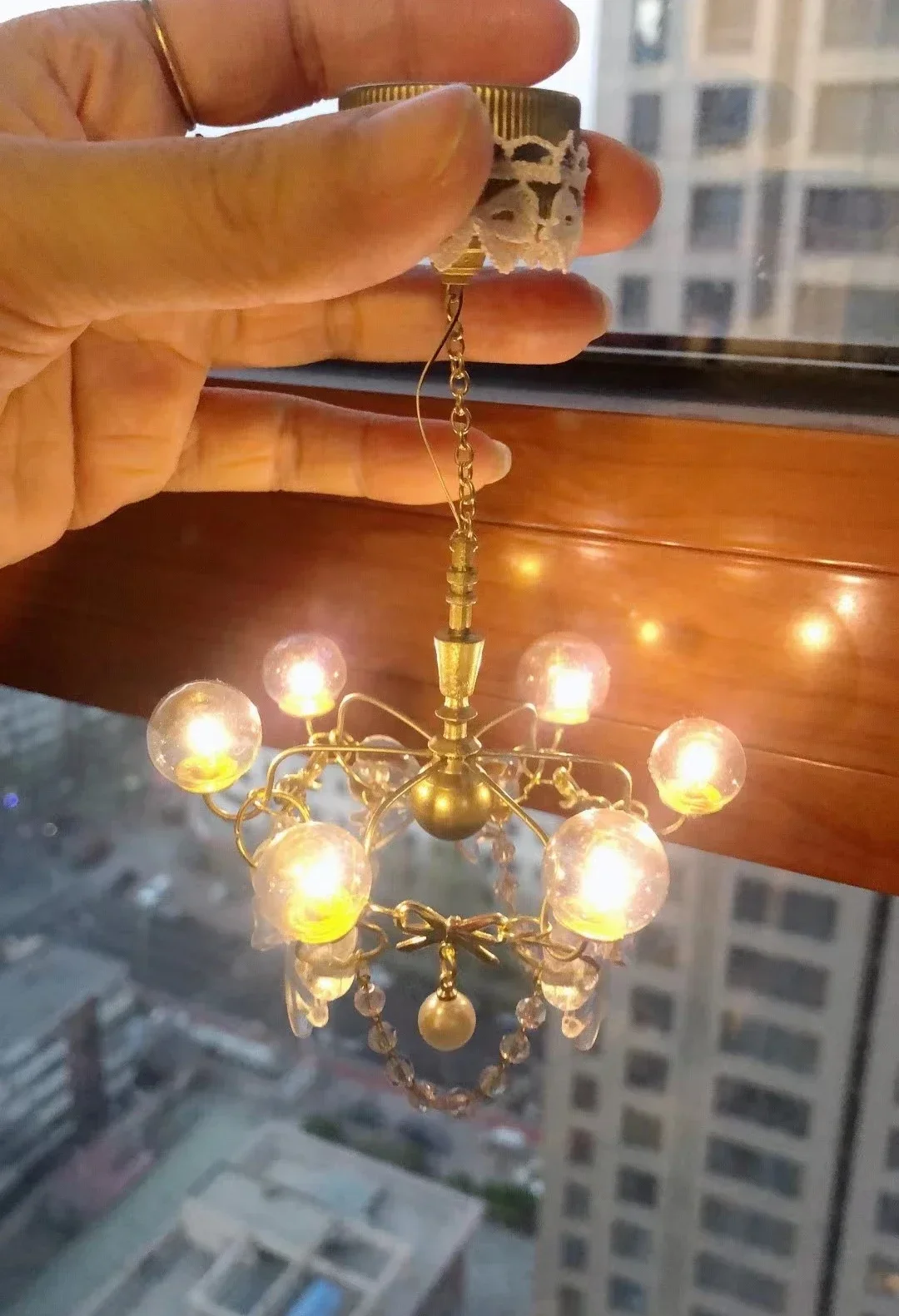 BAMBOLE CASA REALE Cristallo Lampadario 3 Braccio Nero Finire Miniatura 12V Luci EUR 173,95