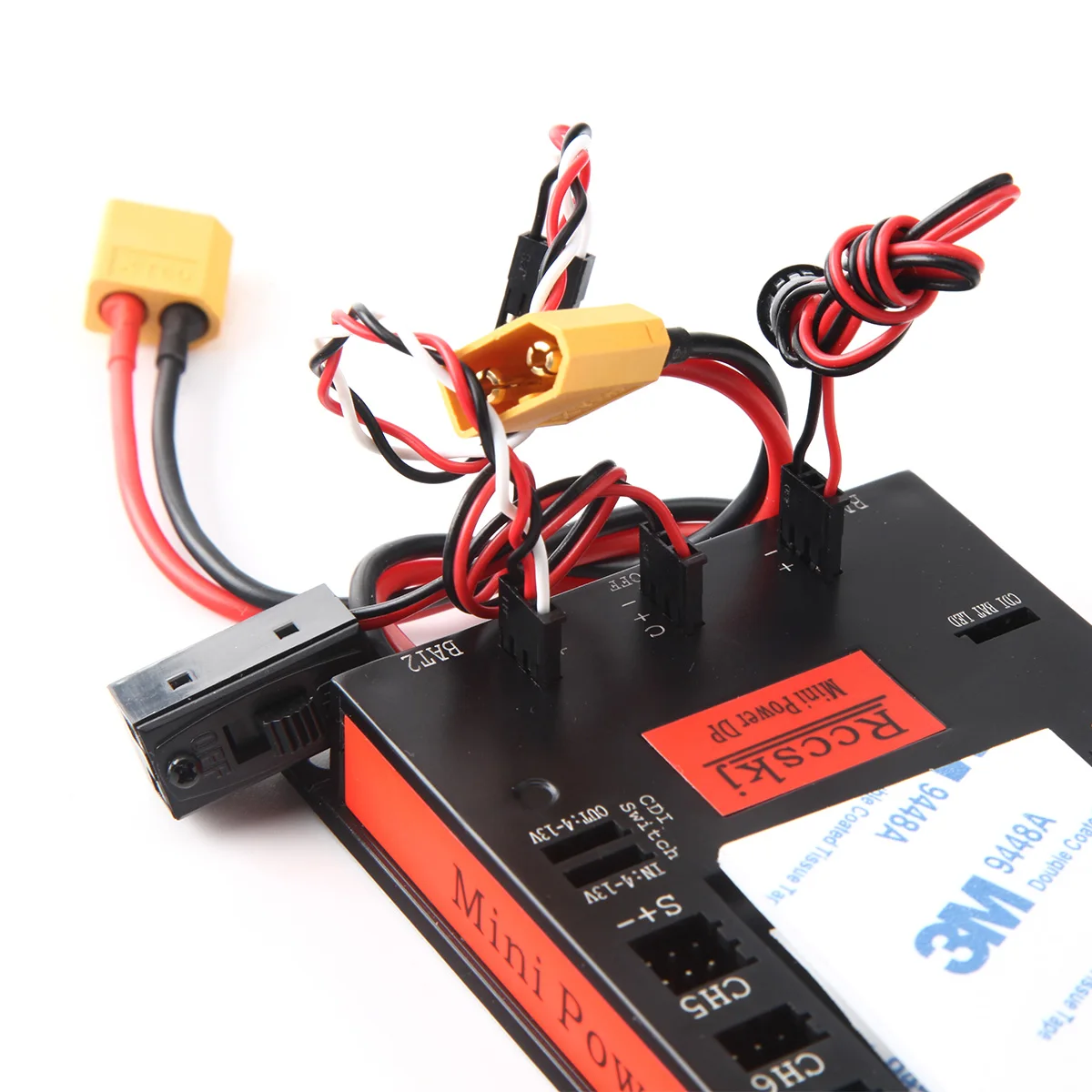Gros plan sur les connecteurs d'entrée de la mini carte PDB avec BEC pour drone FPV, câbles branchés.