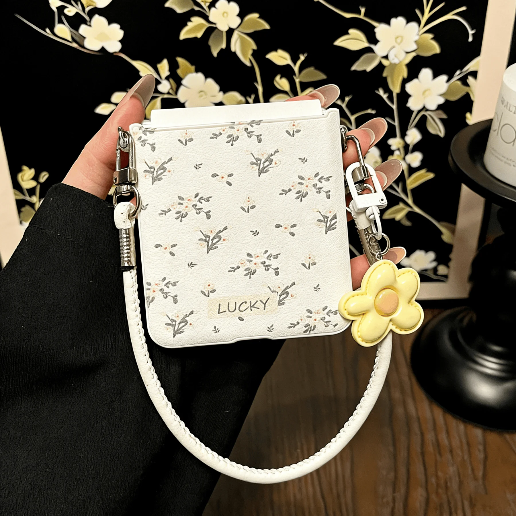 Korean Cute Fresh Green Leaves & White Flower Leather Rope Phone Case - Stylish Cover