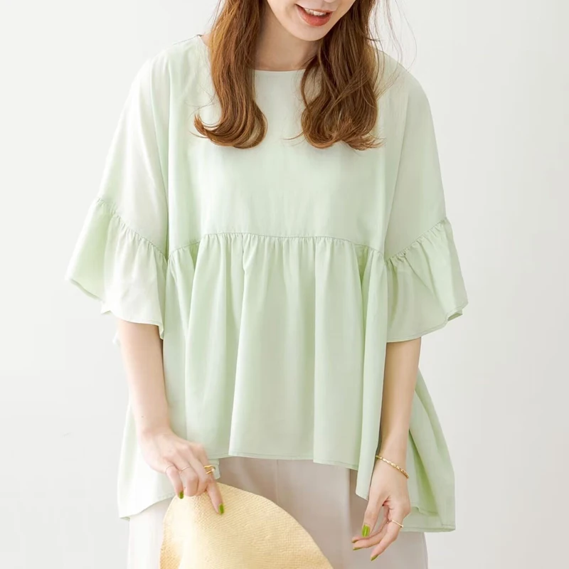 

Женская блузка с круглым вырезом и оборками на подоле