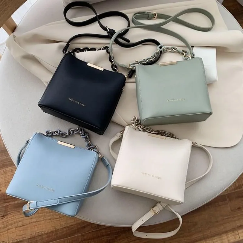 Borsa a secchiello bianca per il tempo libero da donna 2023 Borsa a tracolla piccola quadrata versatile con catena di nuova moda_voghion.com