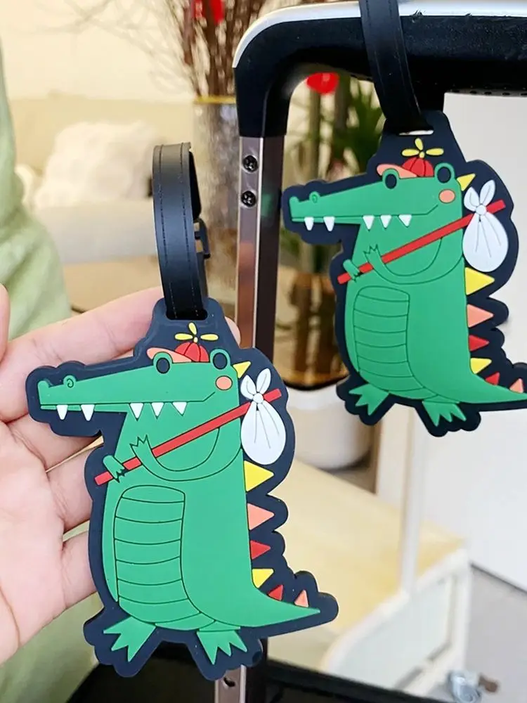 1 Stück/2 Stück grüner Dinosaurier-Gepäckanhänger, Reise-Namensschild für Koffer, Rucksack, Flughafen-Station, Boarding, Hängeetiketten, männlich/weiblich – Detail 8
