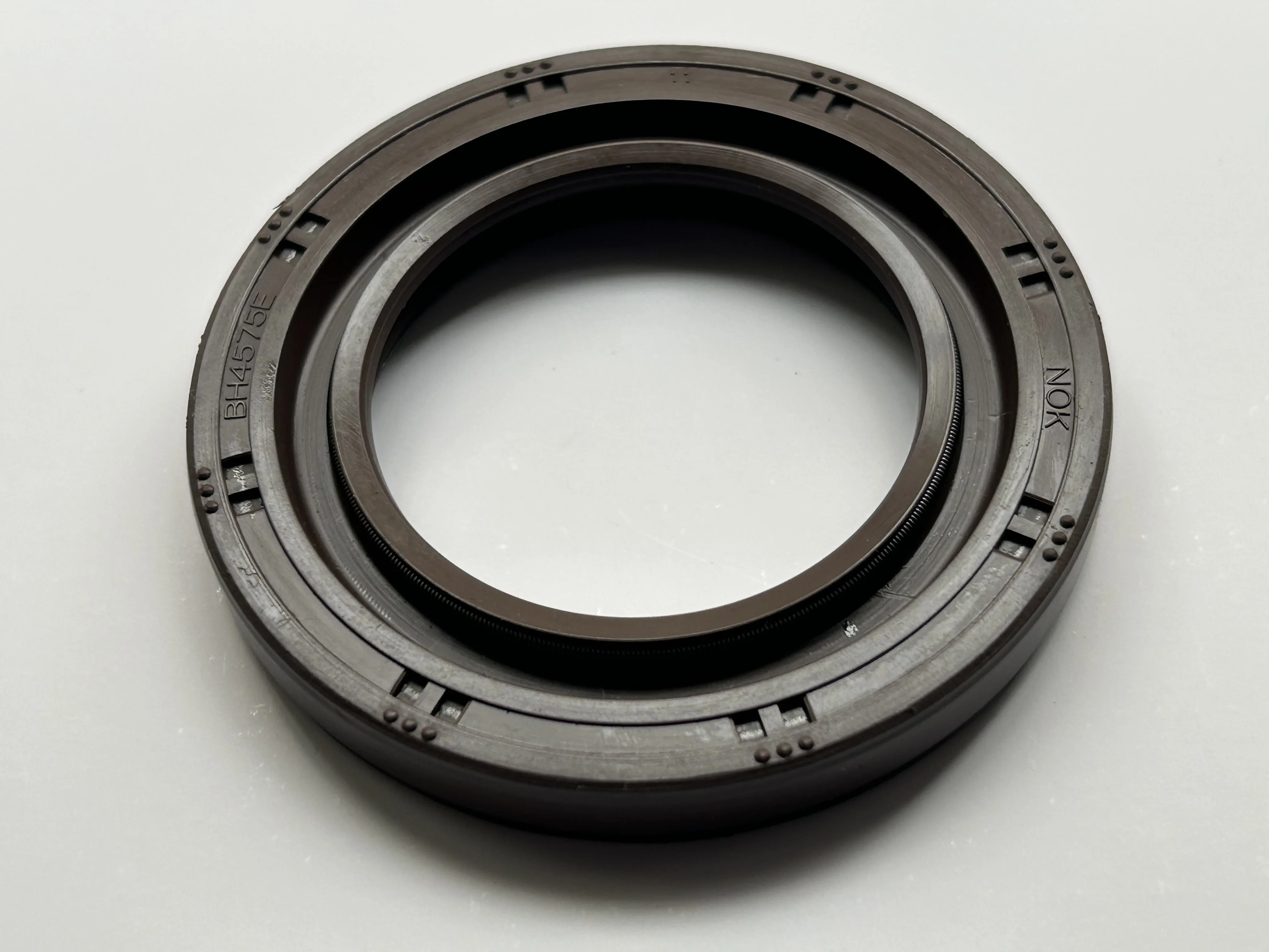 BH4575E For Volvo 850 C70 S70 V70 Left & Right Drive Axle oil Seals 6843112 size:40*63*8.6
