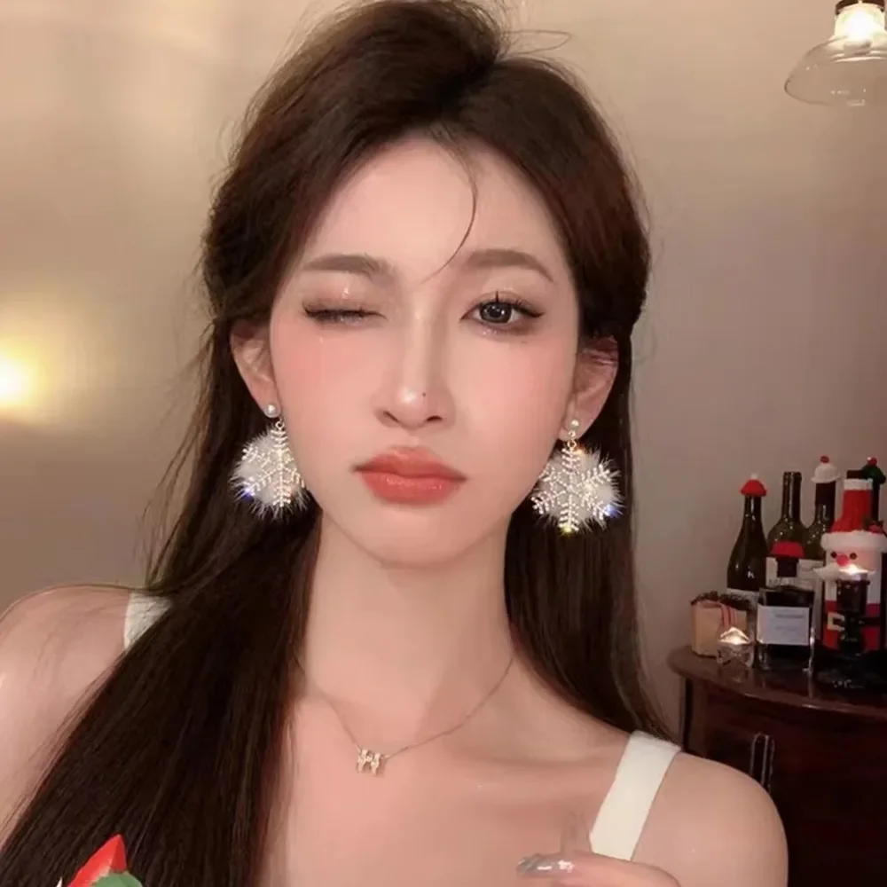 New Christmas Earring Temperament Advanced Atmosphere Suitable for Round Face Zircon Pearl Exaggerated Snowflake Earrings