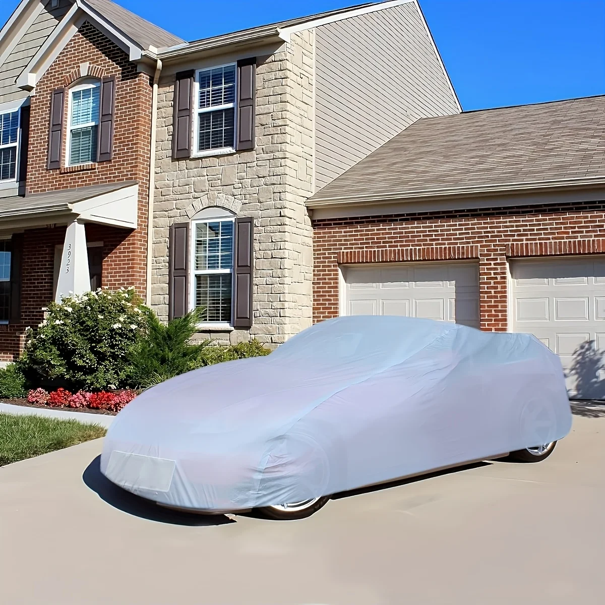 Housse de voiture imperméable toutes saisons - Protection UV, anti-poussière et anti-neige installée sur un SUV, montrant sa couverture intégrale et ses sangles de fixation.