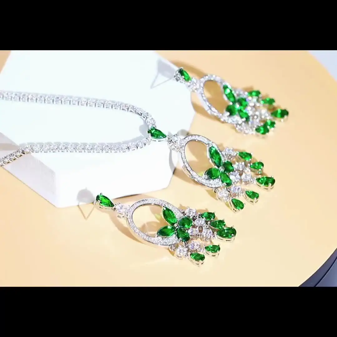 Комплект из колье и серёг с круглым кулоном фианитом