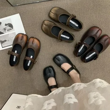 용수철 타비 닌자 모카신 라운드 스플릿 토 여성 싱글 슈즈 버클 스트랩 여성 캐주얼 소프트 메리 제인 슈즈, 레트로 컬러, 2024