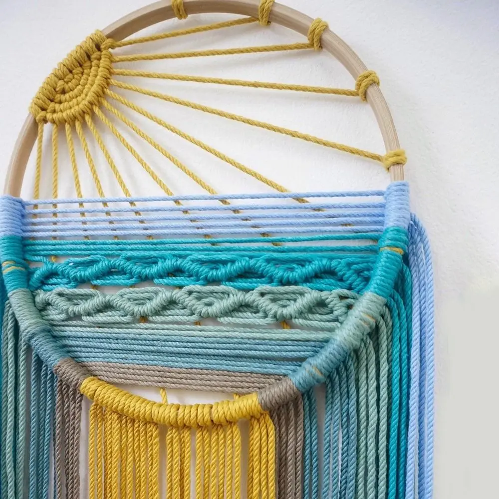 Detail macramé zon-motief en gevlochten band