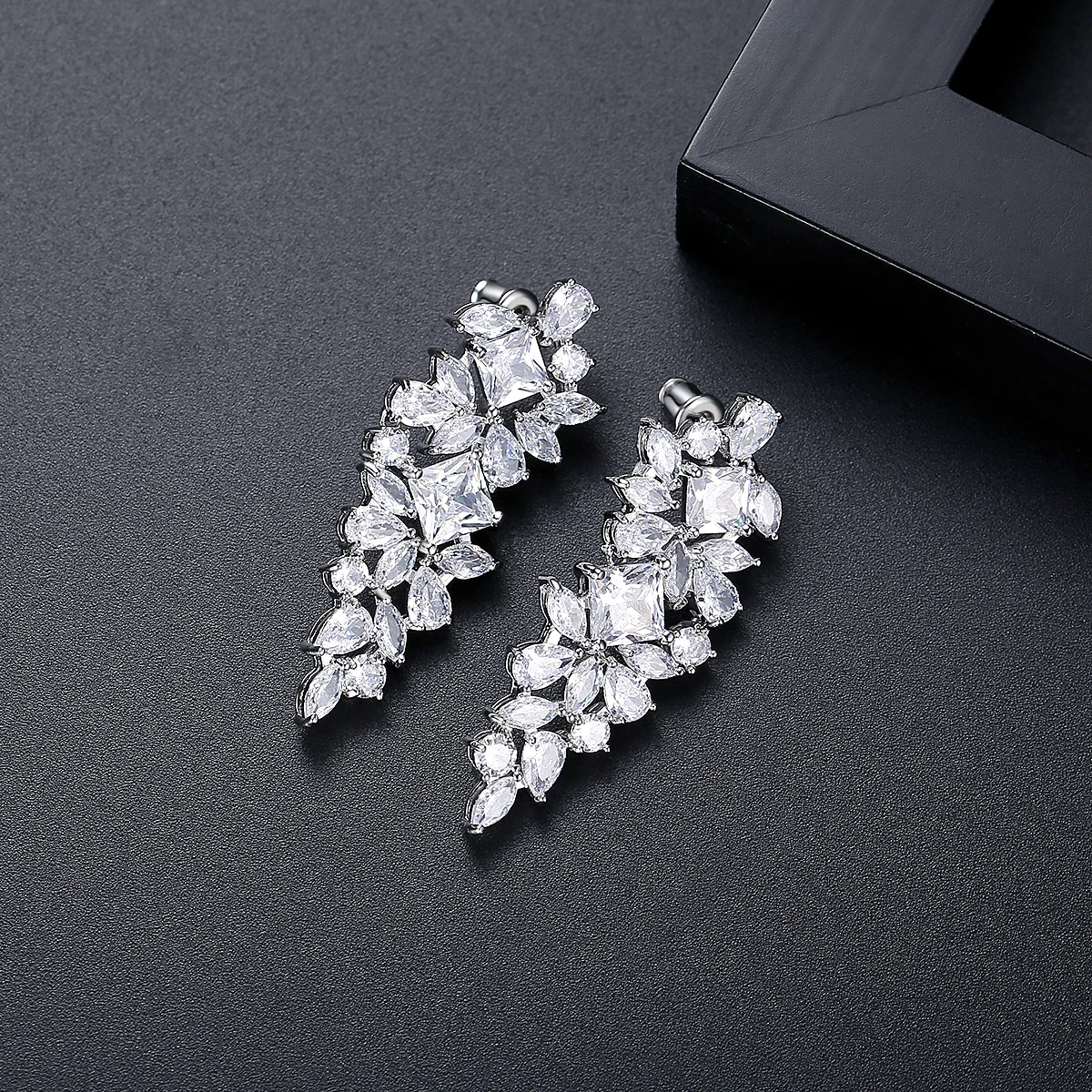 LUOTEEMI Stunning Clear Water Drop Cubic Zirconia Drop Earrings for Women Luxury Flower Bridal Wedding Engagement Accessories