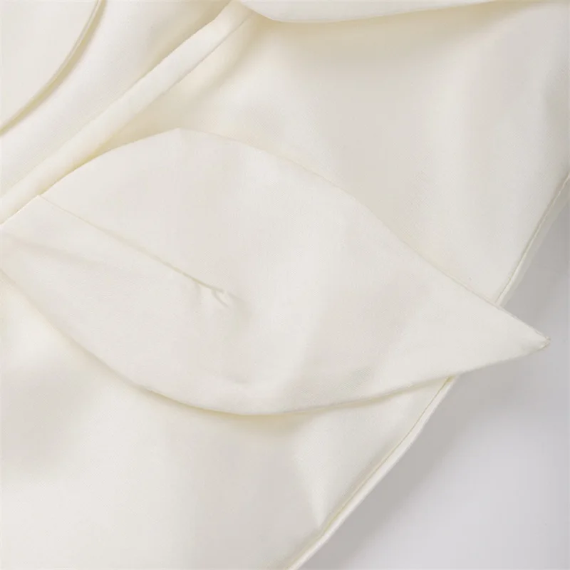 Рисунок 6 - Женское платье с трехмерными цветами на шнуровке