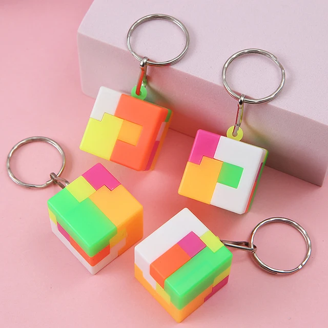 幾何学的デザイン キーホルダー デザインキーホルダー2個セット - メルカリ