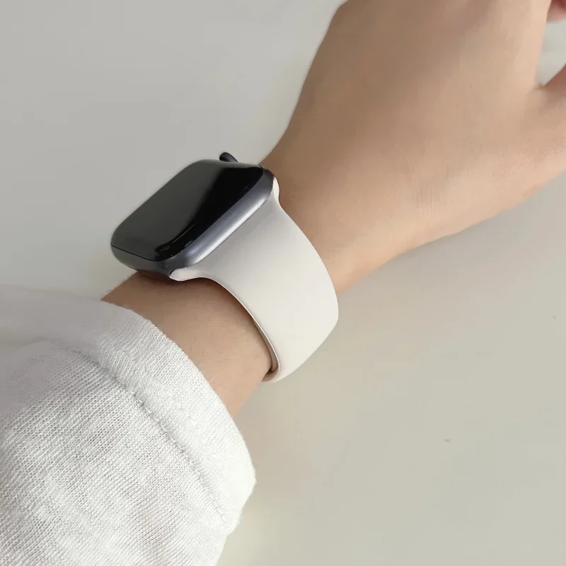 Silicone Sport Band for Apple Watch - Versatile and Durable Strap Accessory