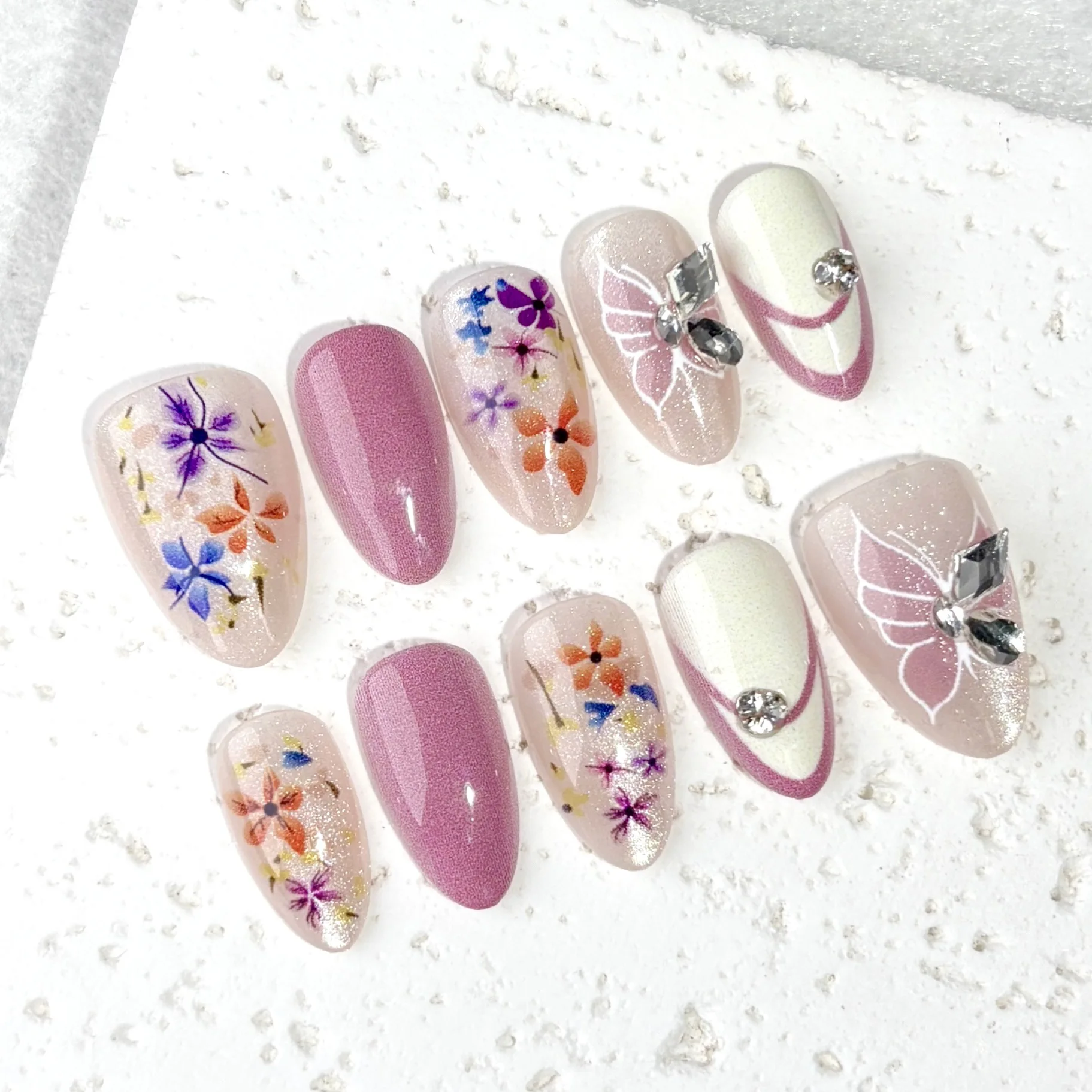 24개 3D 플라워 라인스톤 가짜 손톱 아트 짧은 아몬드 모양 프레스온 네일 풀커버 블랙 화이트 프렌치 재사용 가능 매니큐어 팁