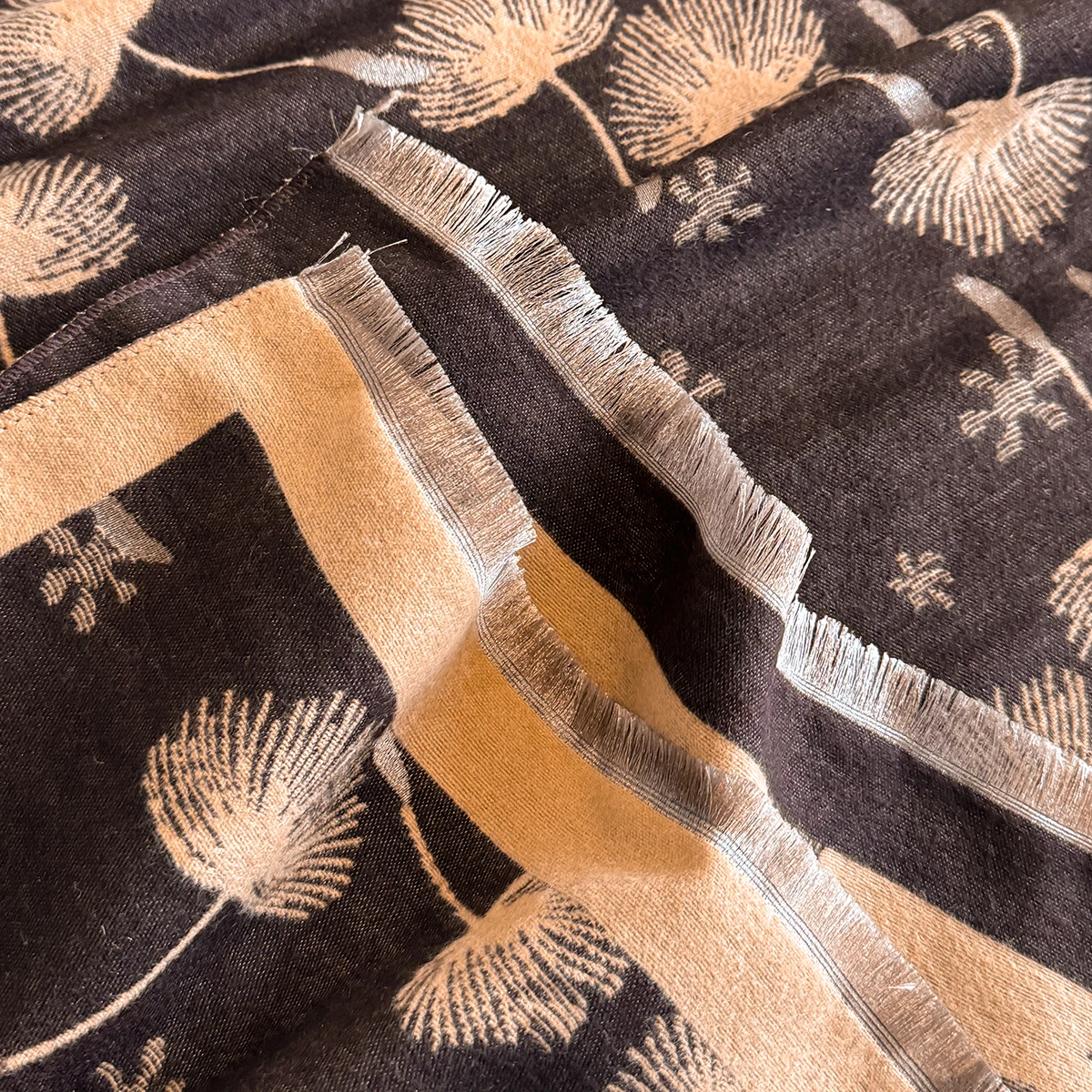 New 2025 Women Fashion Brand Leaf Print Scarf Luxury Autumn Winter Warm Shawls Scarves Pashmina Mujer Femme Foulard Bufanda