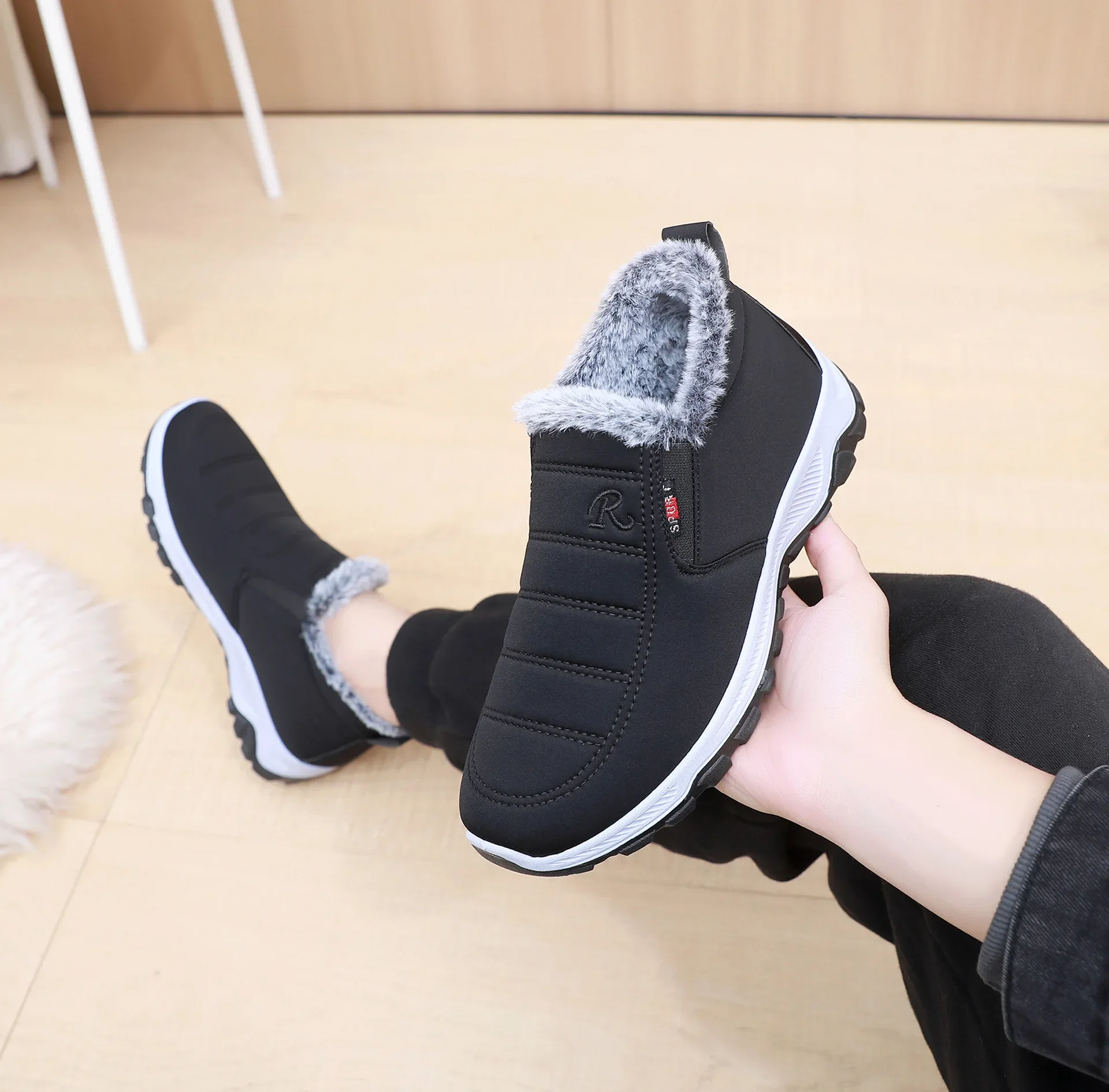 أحذية شتوية سميكة للنساء من القطن بكين سطح جلدي مقاوم للماء دافئ مبطن بالصوف ومضاد للانزلاق أحذية مريحة