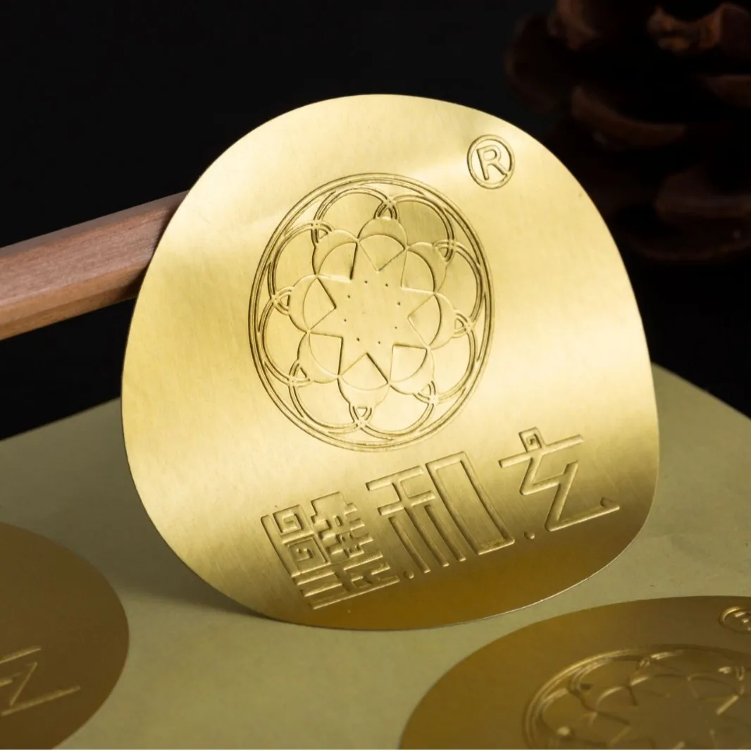 맞춤형 금 또는 은 엠보싱 로고 접착 스티커 인쇄된 자체 밀봉 포장 선물 또는 상품 홍보 라벨