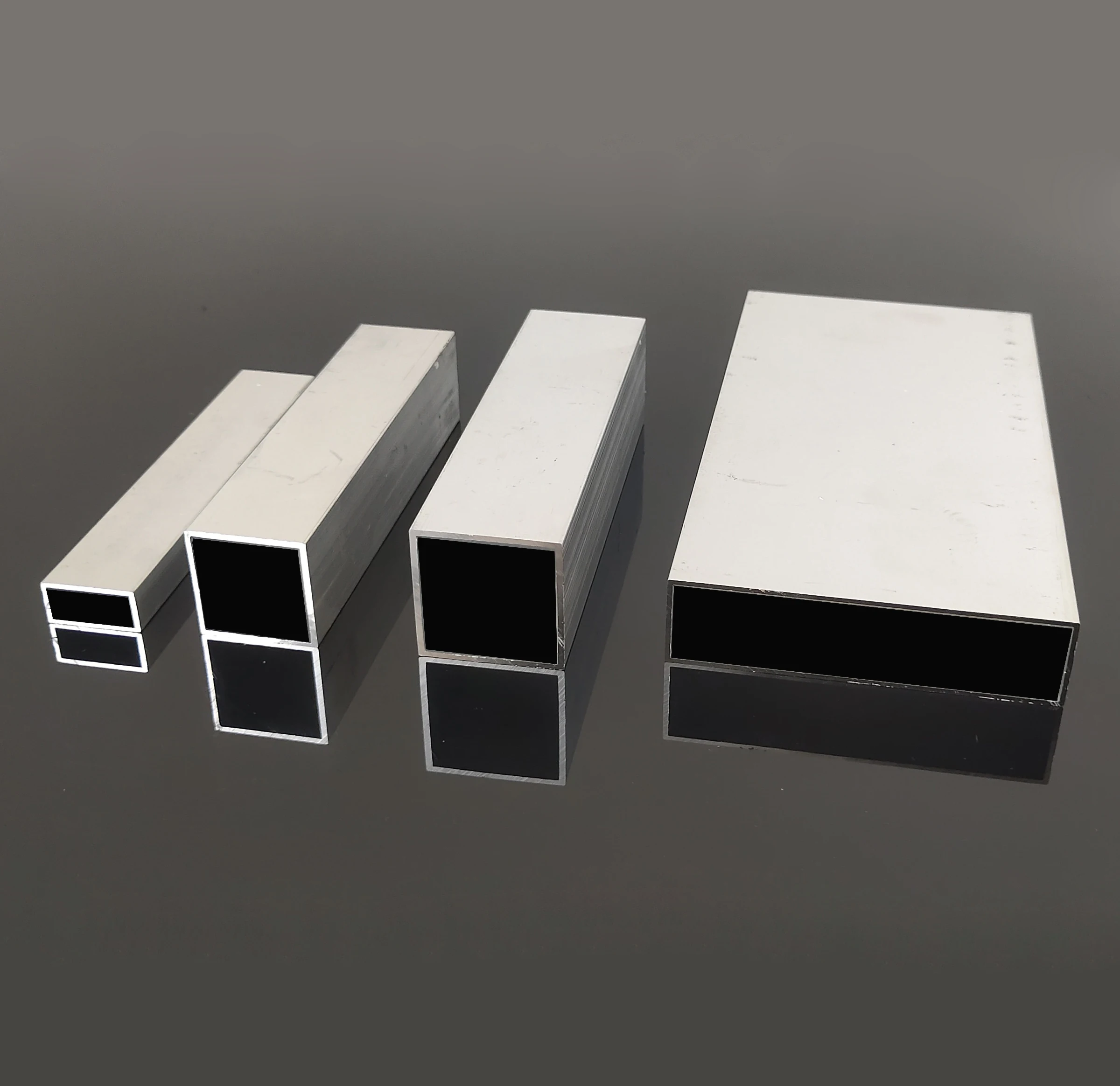 

2 шт. 6063 алюминиевая квадратная трубка 40x40 мм толщиной 2 мм, прямоугольный алюминиевый стержень, профиль для украшения длиной 1200 мм