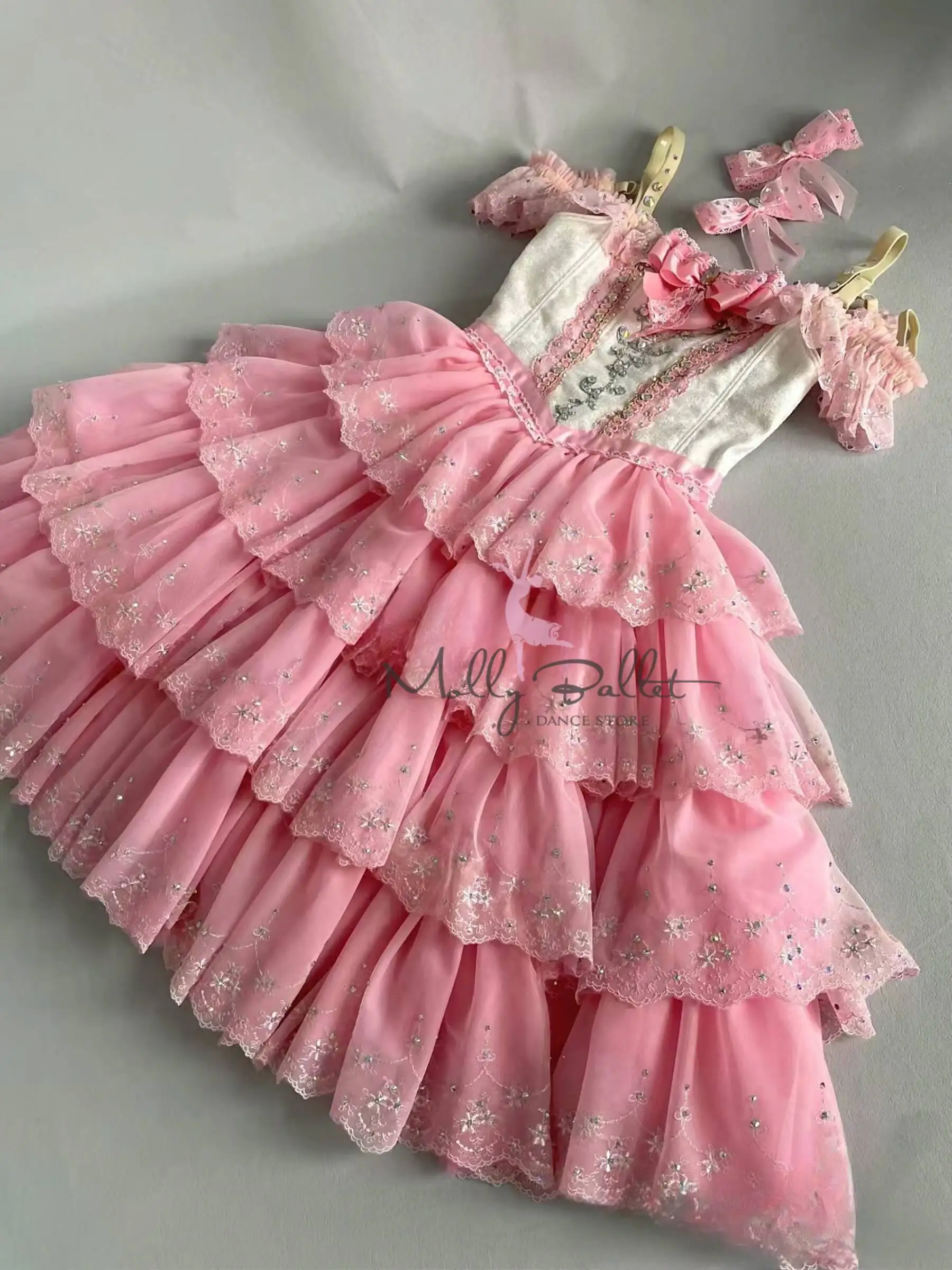 Hochwertige, maßgeschneiderte Spitzenkleider für Erwachsene und Kinder aus Stücken wie „Der Nussknacker“, „Coppelia“ und „La Sylphide“. – Detail 6