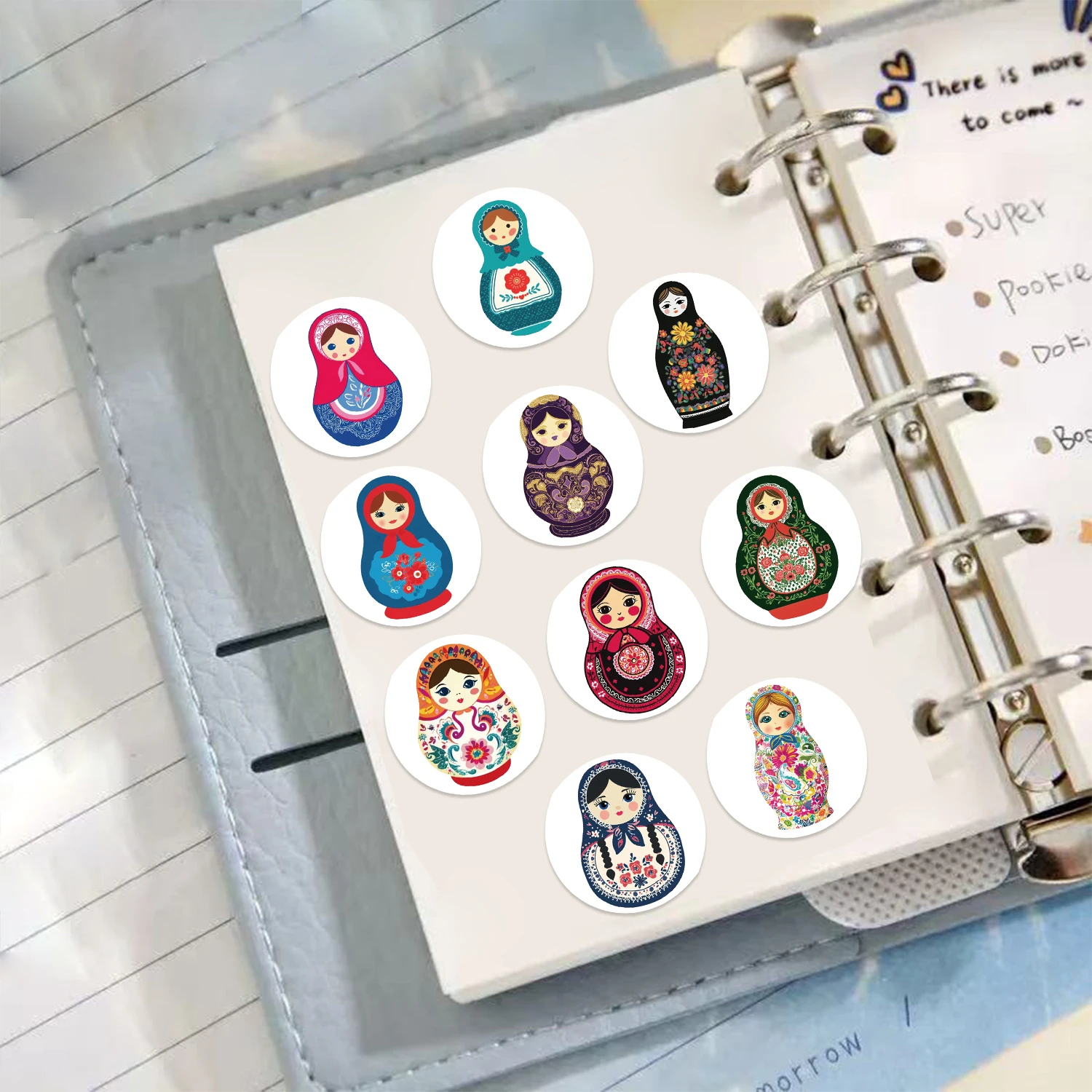 500 Stück russische Nistpuppen, Vinyl-Aufkleber, Rolle, lebendige Matroschka-Designs für Laptops, Telefone, Notebooks, Wasserflaschen-Aufkleber – Detail 9