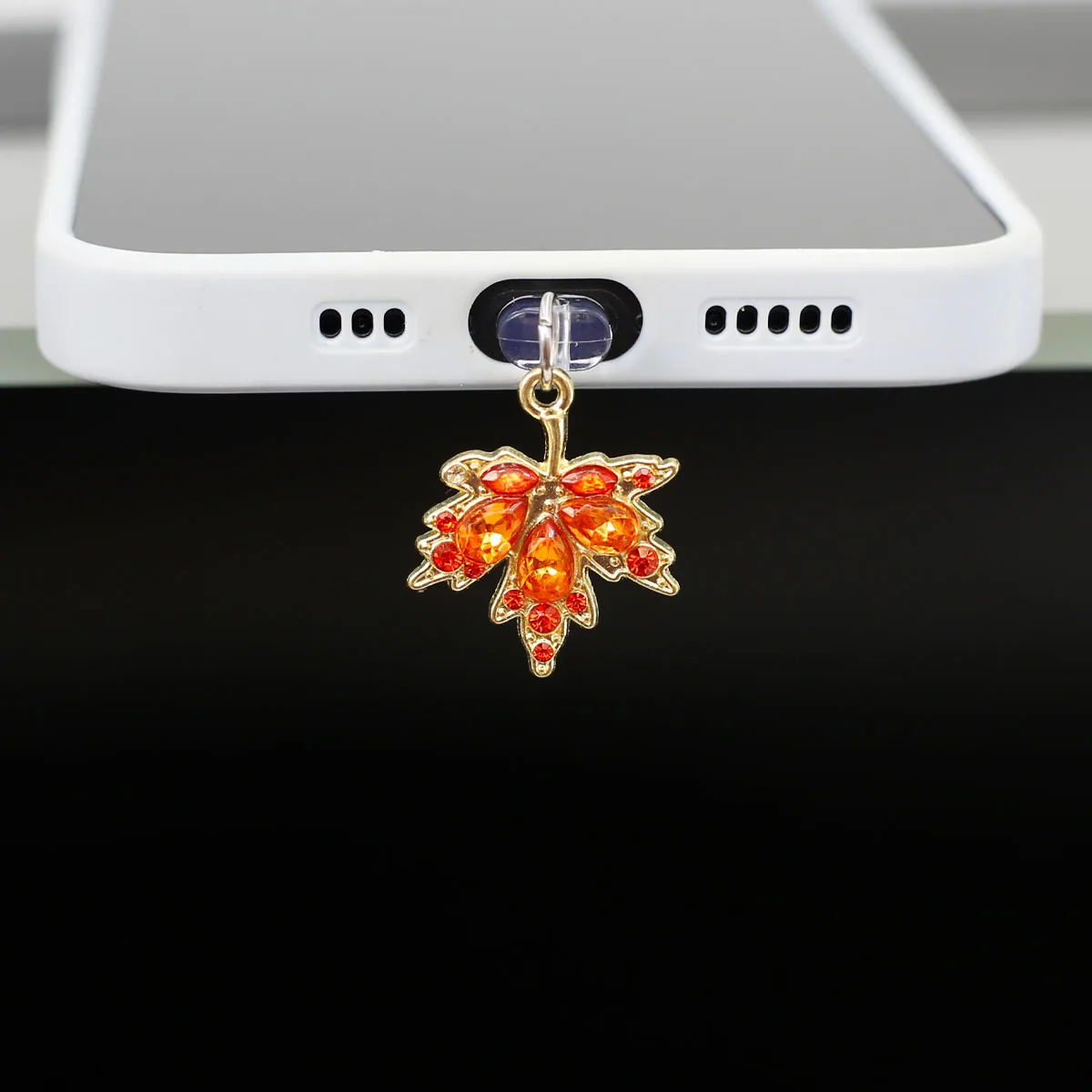 Handy-Staubschutz mit schönem künstlichem Edelstein-Ahornblatt-Design, hängende Dekoration für iPhone 17 Typ-C – Detail 4