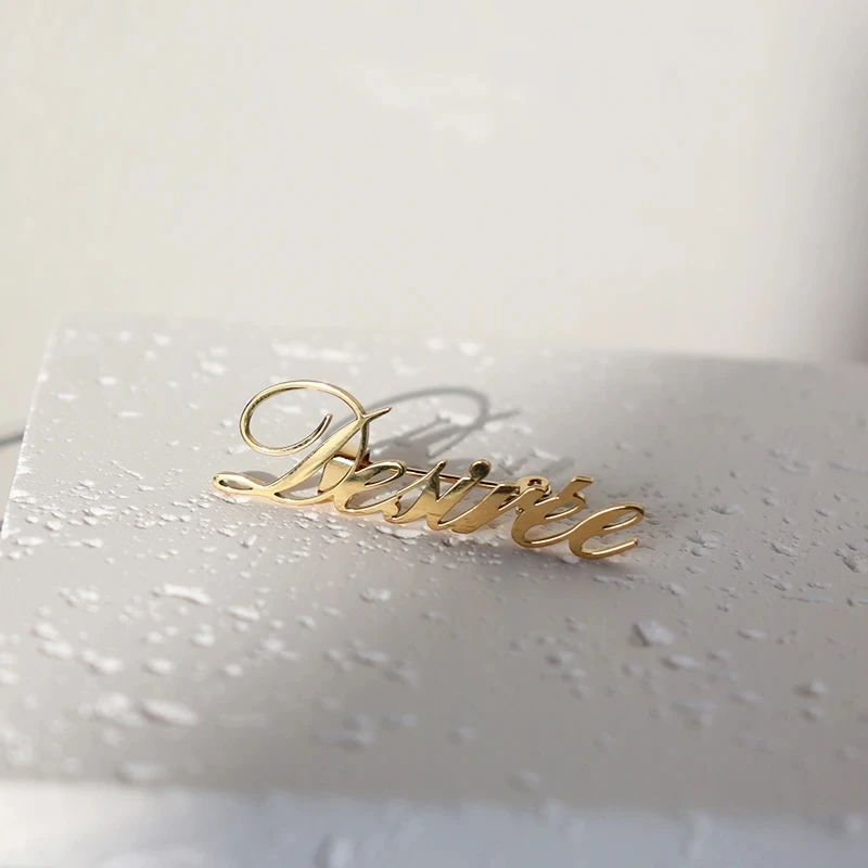 Lasergravierte Namensbrosche aus Edelstahl, personalisierte Monogramm-Anstecknadel, personalisierter Schmuck für Familie, Liebhaber, Jahrestag, Geburtstagsgeschenk – Detail 7
