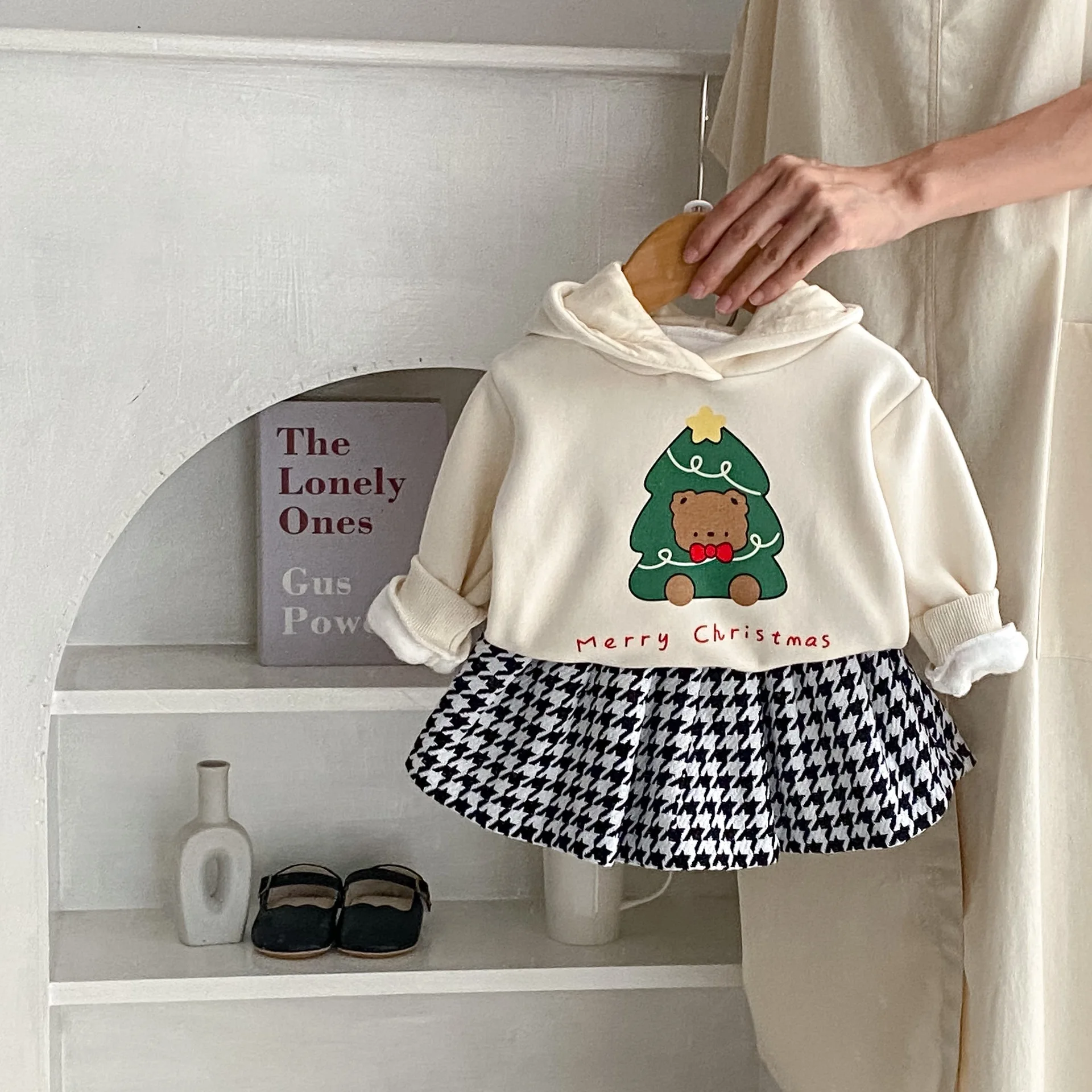 

2023 Autumn Baby Baby Girl Pattern Christmas Tree Print Plush Sweatshirt Top + Plaid Short Skirt