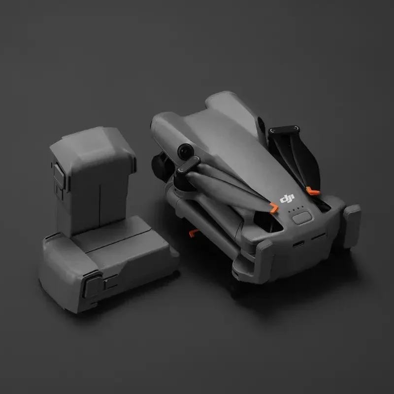 Trois batteries DJI Drone Plus côte à côte, lot pour autonomie étendue.