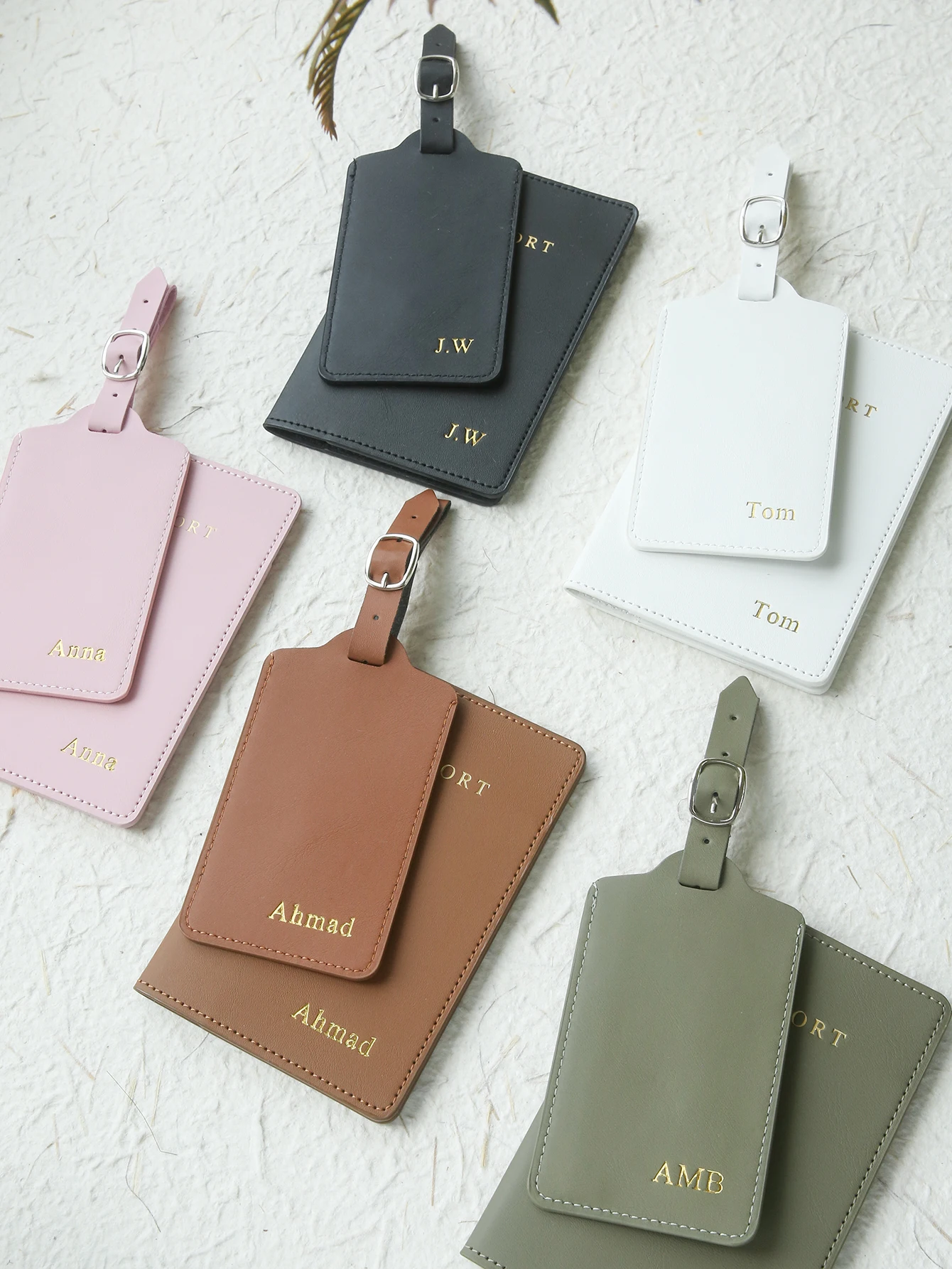 2 Stück Personalisierter Passhalter mit Namensprägung, Goldener Monogramm-Passumschlag, Faltbare Leder-Passhülle, Gepäckanhänger – Detail 2