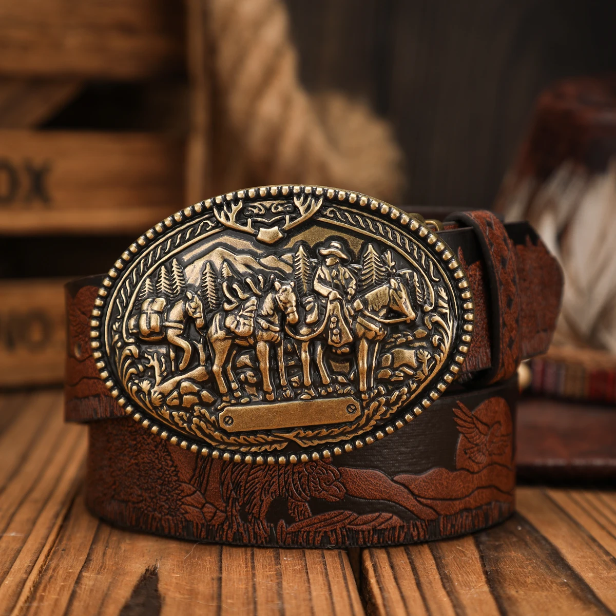 Ein Western-Schnallengürtel aus PU-Leder, geeignet für Männer und Frauen, ein einzigartiger und retro-brauner Gürtel (mit perforierten Nieten)