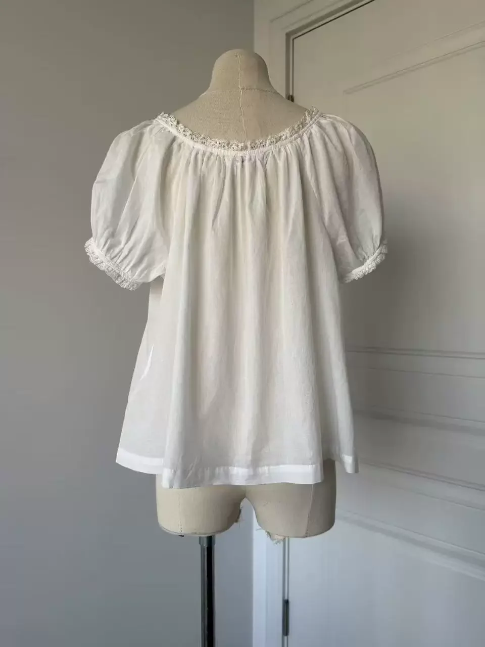 Camicetta Bianca da Donna con Cuciture in Pizzo, Ricamo Floreale, Collo Tondo, Maniche a Sbuffo, Vestibilità Ampia, 100% Cotone - immagine 5
