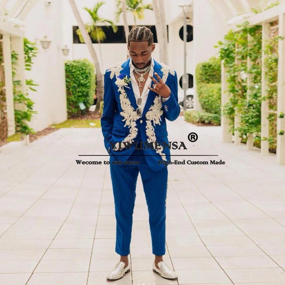 

Мужской костюм ярко-голубого цвета с блестящей аппликацией из бисера