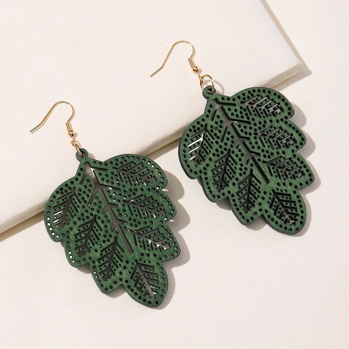Женские деревянные серьги, полые серьги-подвески с зелеными листьями, Женские Ювелирные изделия, аксессуары, подарок