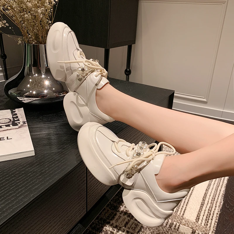 

New Full Leather Casual Sneakers Sweet Pearl Flower Decor Chunky Sneakers Bullet Shoes Dad Shoes Cosy Lace Up Women Sport Shoes