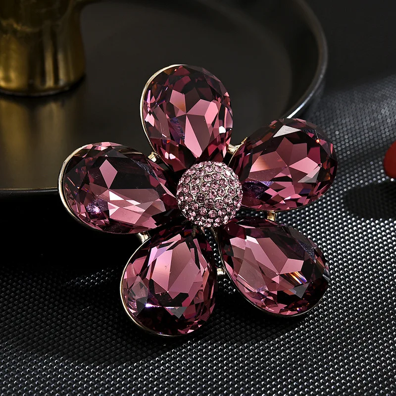 

Luxury Red Austrian Crystal Five-petal Flower Brooch Delicate Temperament Corsage Suit Cheongsam Accessories Pin Female Broche