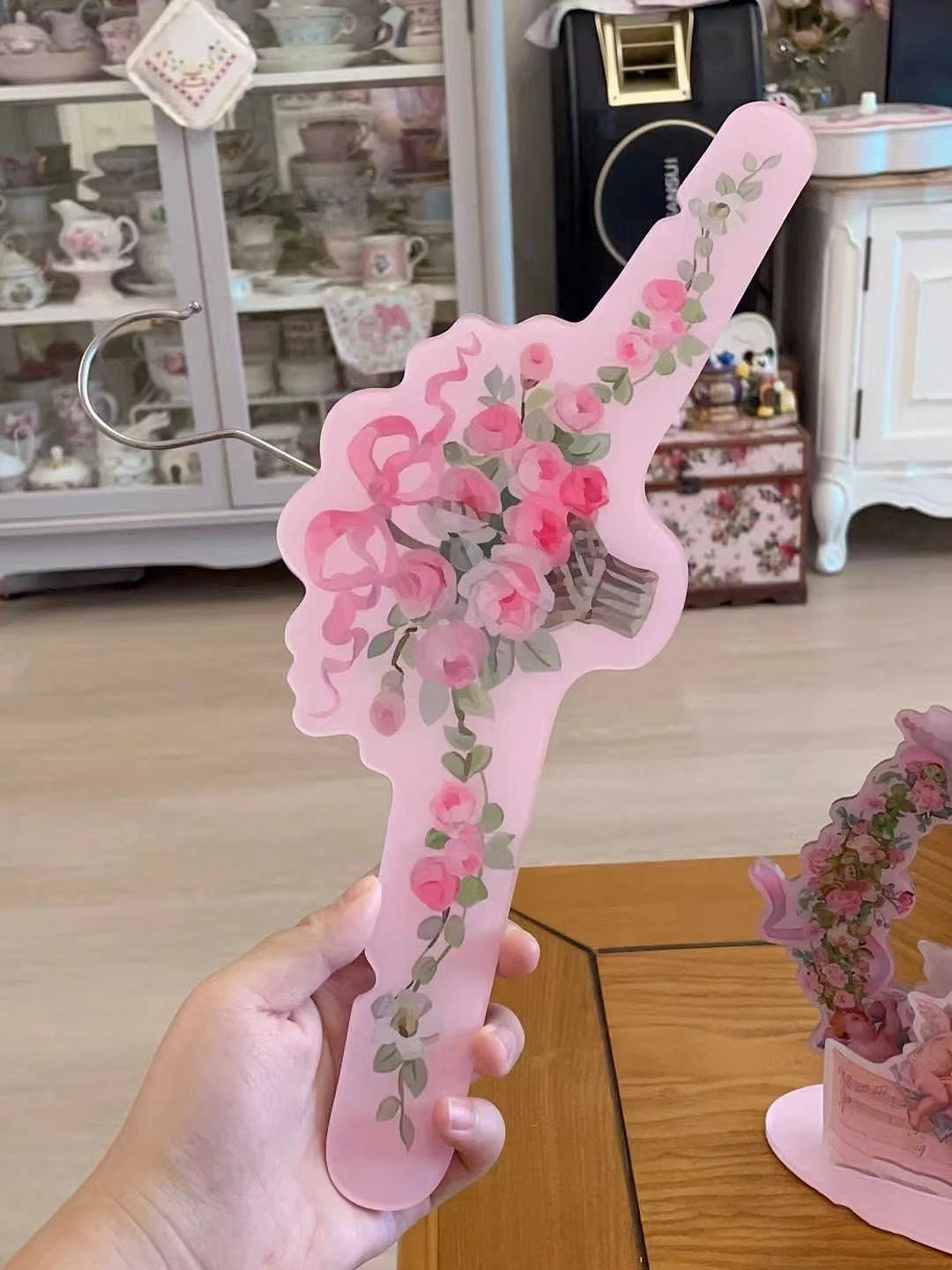 Petit panier de rangement rose avec nœud et fleur, parfait pour les cosmétiques et plus encore (taille M