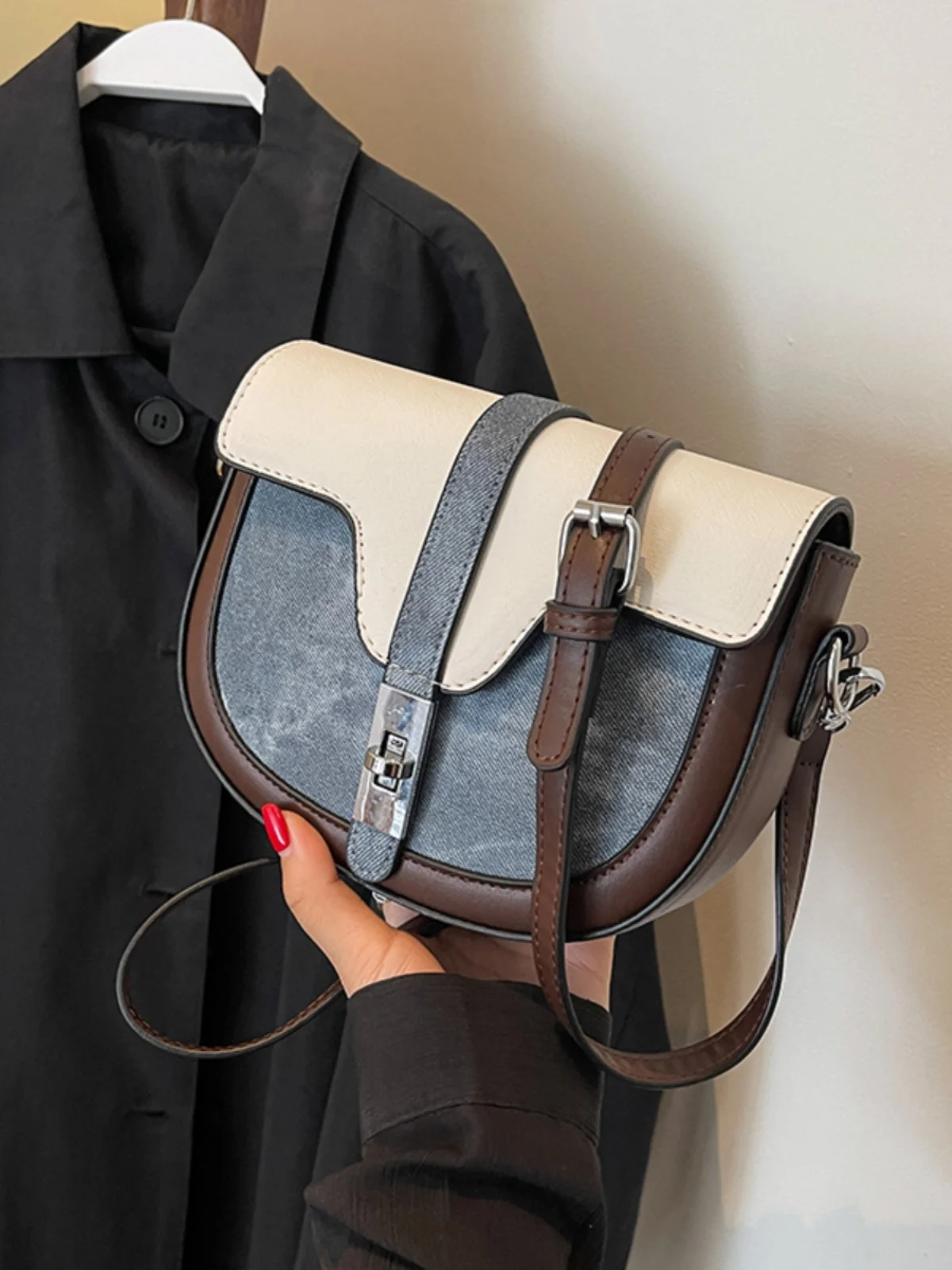 

Niche design color contrast bag 2023 new women's bag messenger bag saddle bag