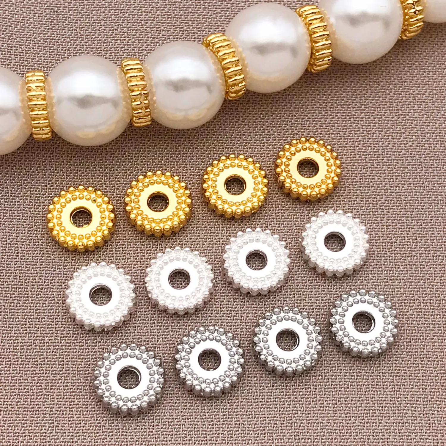 Mischpackung 6mm 20/30 Stück 18K Kupferbeschichtete Echtgold-Dicke Silberweiße Goldene mit Punkten Besetzte Rad-Abstandshalter DIY Schmuckherstellung Zubehör
