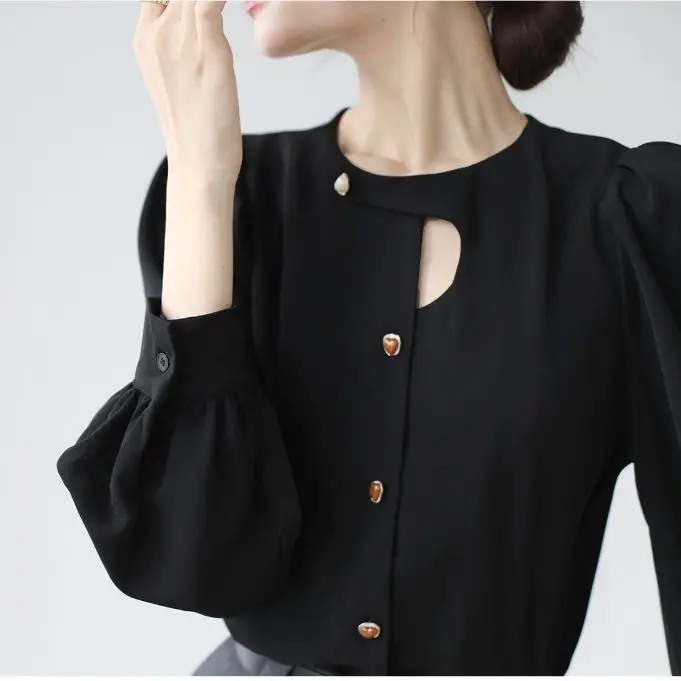 

French Retro Hollow Shirt Women's 2024 Spring and Autumn New Irregular Design Round Neck Bubble Sleeve Top