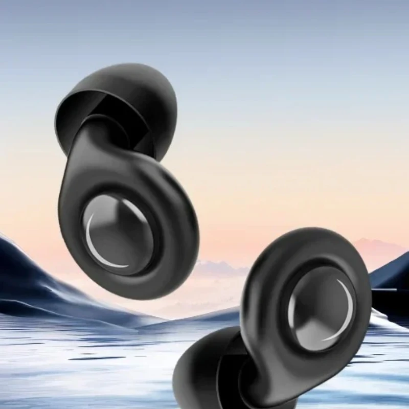 Gros plan sur un bouchon d'oreille antibruit en silicone, montrant sa texture souple et sa forme ergonomique.