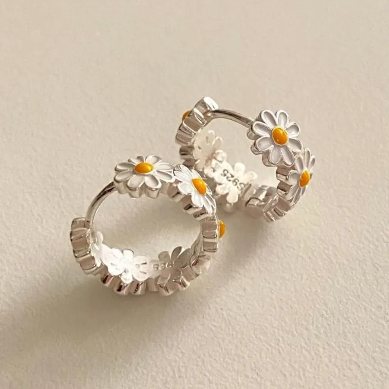 Silver Color Tiny Daisy Flower Hoop Earrings for Women Floral Shape Huggie Ear Wedding Party Jewelry Girls Present