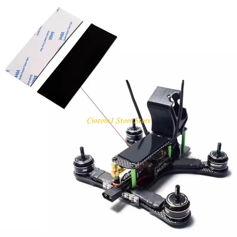 Lot de coussinets antidérapants en silicone pour batterie de drone, empilés avec un drone en arrière-plan.