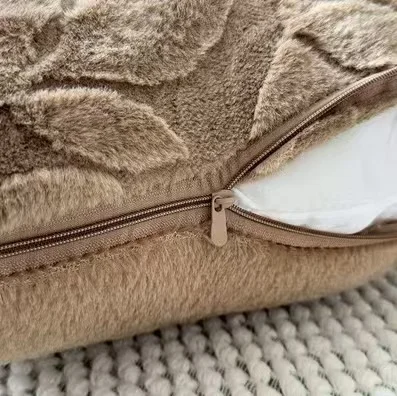 2개의 편안하고 부드러운 플러시 장 쿠션 커버. 가정 장식과 같은 다양한 상황에 적합합니다.