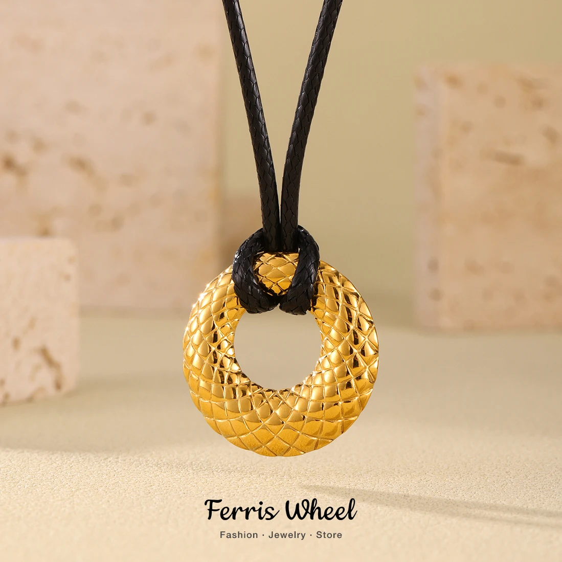Elegante lange schwarze Seil-Halskette für Frauen, vergoldeter Edelstahl-Anhänger, wasserdichter Pullover-Charm-Schmuck, Geschenk