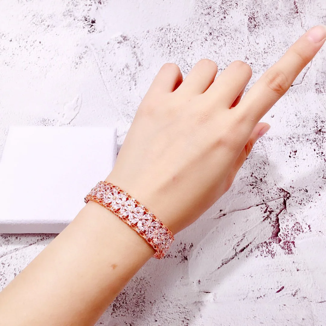 2022 Hot Trend Brand Six Petal Lace Hollowed Out Bracelets Shiny Diamonds Gold Rose Gold SilverEveryday Wear, Party, Birthday