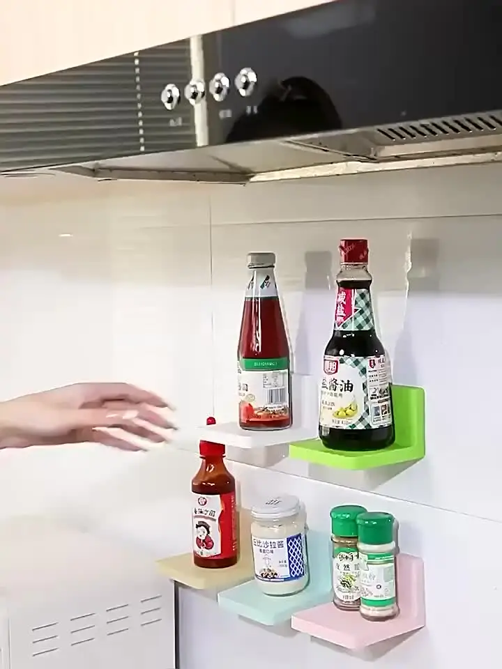 Пластиковая настенная полка для ванной синего цвета